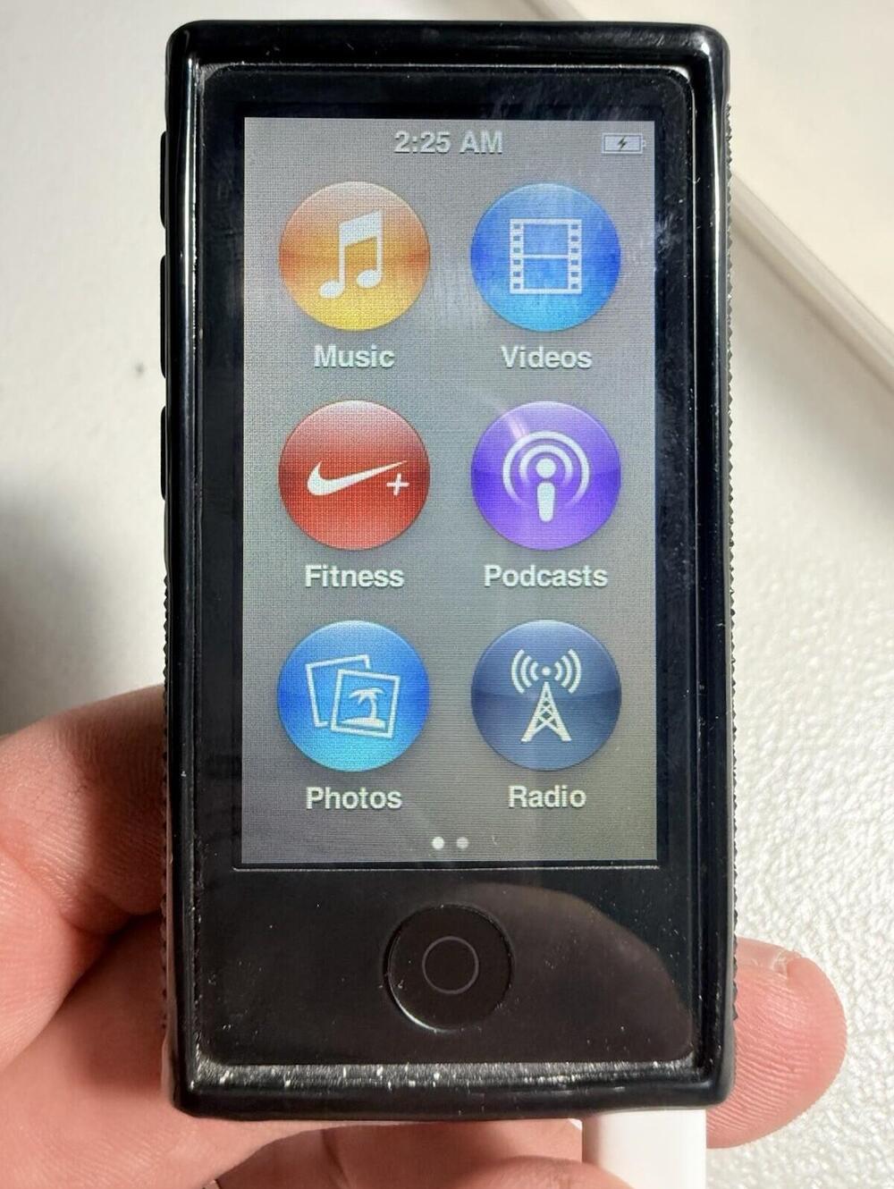 Apple iPod nano 7th Generation Slate (16 GB) Black Bundle